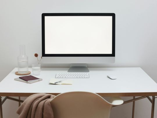 Biurka pracownicze w środowisku B2B – jak wpływają na organizację pracy i efektywność zespołów?