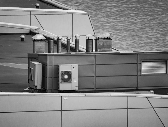 Klimatyzacja Warszawa Wola – jak dopasować system do miejskiej przestrzeni?