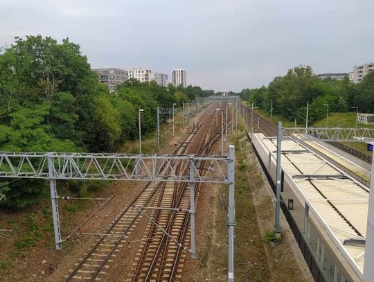 Maszynista nie zatrzymał się przed semaforem. Utrudnienia na kolei