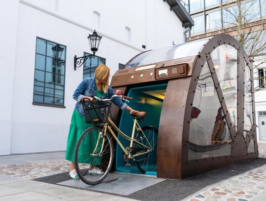 Otwarty na Woli automatyczny parking rowerowy, to pierwsze takie rozwiązanie w Polsce
