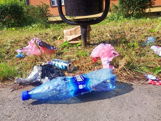 Podwórka na Woli toną w śmieciach. "Mieszkamy w faweli?" - pytają mieszkańcy