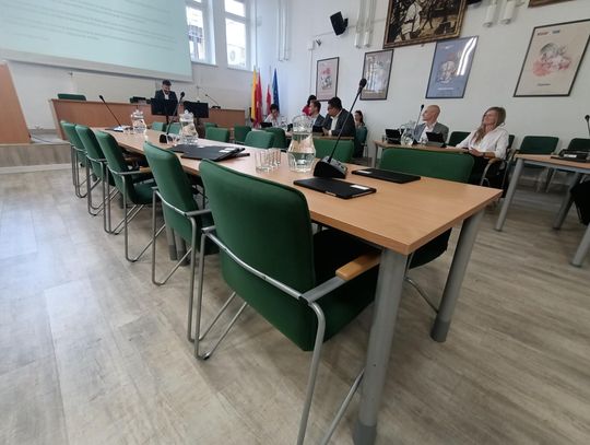 Puste krzesła zamiast wyjaśnień. Radni ucięli dyskusję o nieprawidłowościach