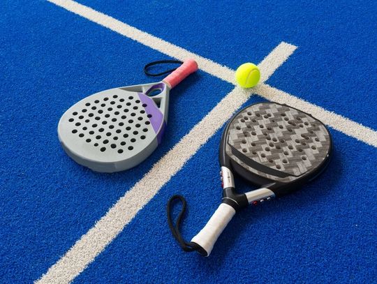 Sport po pracy w Warszawie – jak padel pomaga zadbać o kondycję bez długich przygotowań?