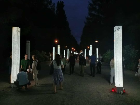 Światło, które przywraca pamięć. 10 lat wystawy w Parku Powstańców Warszawy na Woli