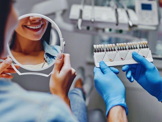 Trwałość i komfort – główne korzyści z implantów zębowych