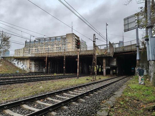 Wiadukt przy Placu Zawiszy do całkowitej przebudowy. Szybciej niż zakładano, bo jest w fatalnym stanie
