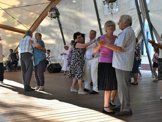 Wieczór z tańcem i nostalgią w Kolonii Wawelberga Wieczór z tańcem i nostalgią w Kolonii Wawelberga