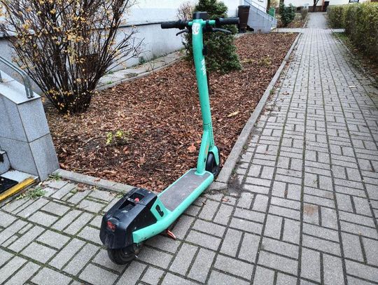 Wola chce uporządkować kwestię parkowania hulajnóg. Burmistrz zaprasza operatorów do okrągłego stołu