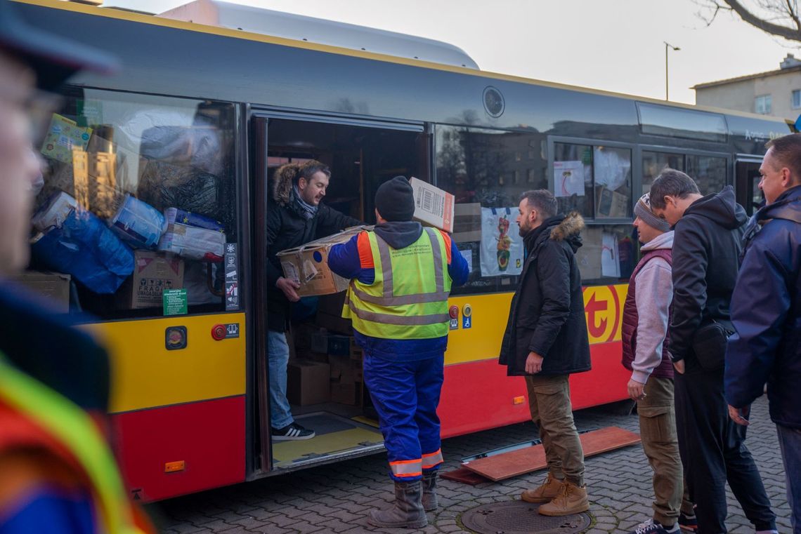 Autobusy pełne darów dla Ukrainy odjechały z Woli