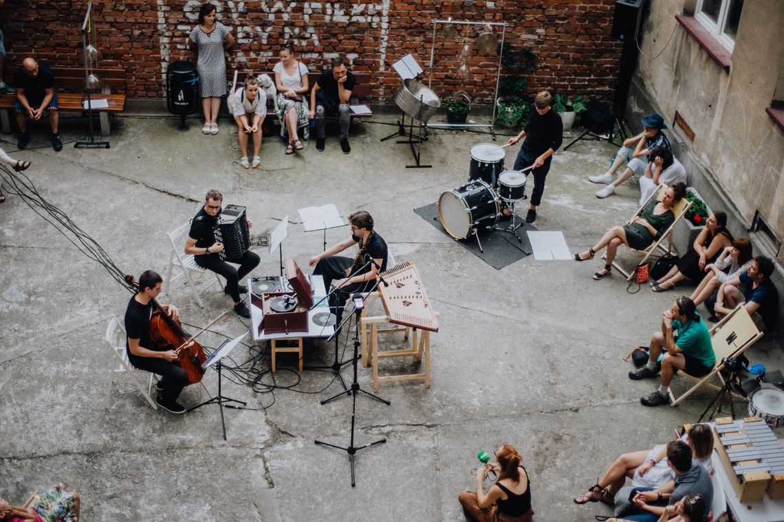 Muzyka na dziedzińcach przedwojennych kamienic. Trwa Festiwal WarszeMuzik.