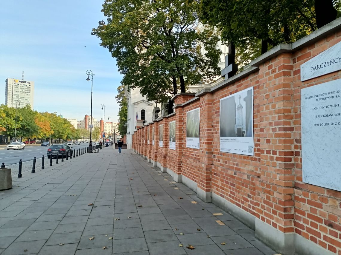 Na jednej z najpiękniejszych polskich nekropolii stanęły repliki latarni z 1856 r.