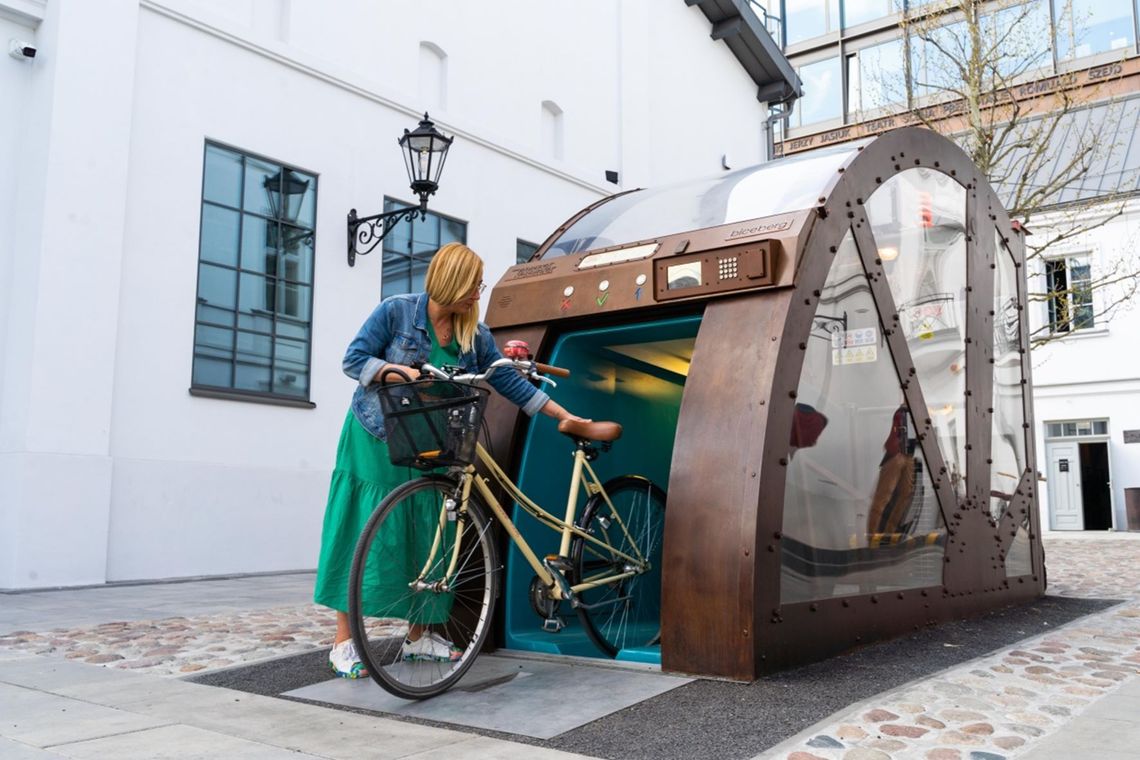 Otwarty na Woli automatyczny parking rowerowy, to pierwsze takie rozwiązanie w Polsce