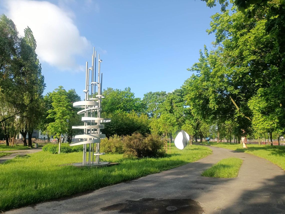 Rzeźby z metalu schowane pośród drzew. Wiesz, gdzie są?