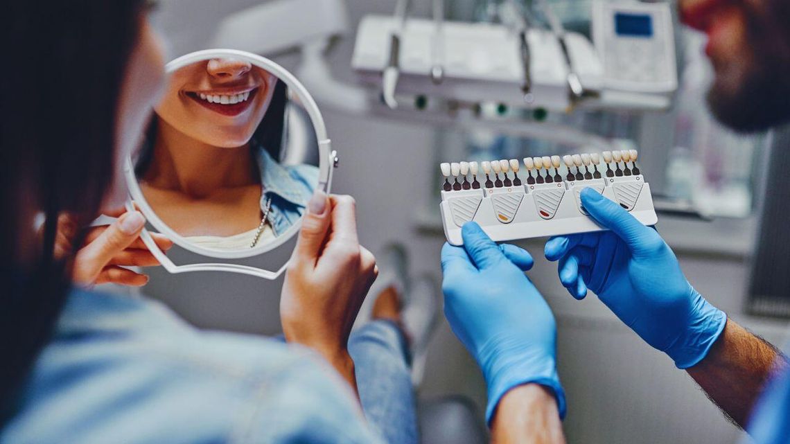 Trwałość i komfort – główne korzyści z implantów zębowych