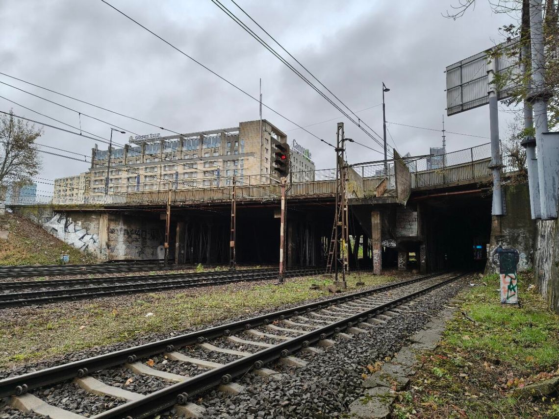 Wiadukt przy Placu Zawiszy do całkowitej przebudowy. Szybciej niż zakładano, bo jest w fatalnym stanie
