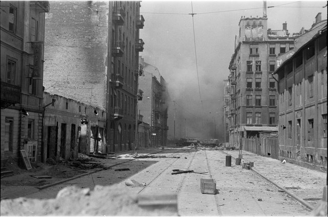 Przedpole barykady na ulicy Żelaznej, Sylwester Braun ps. Kris, sierpień 1944, AN 49831