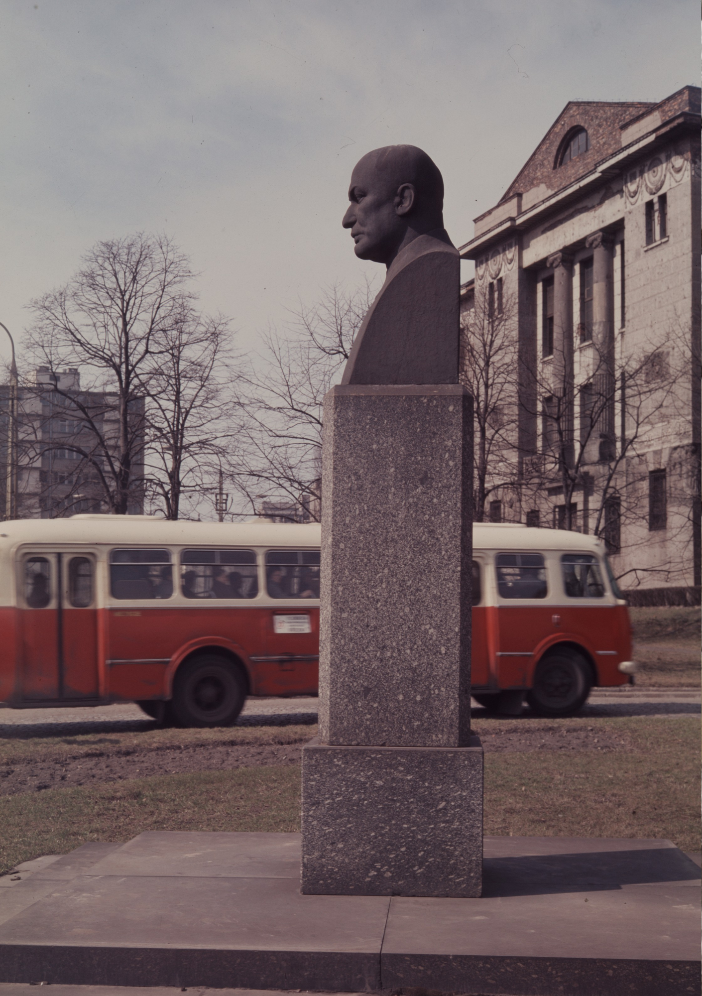 Czerwony autobus. Warszawa 1969 r. Fot. NAC